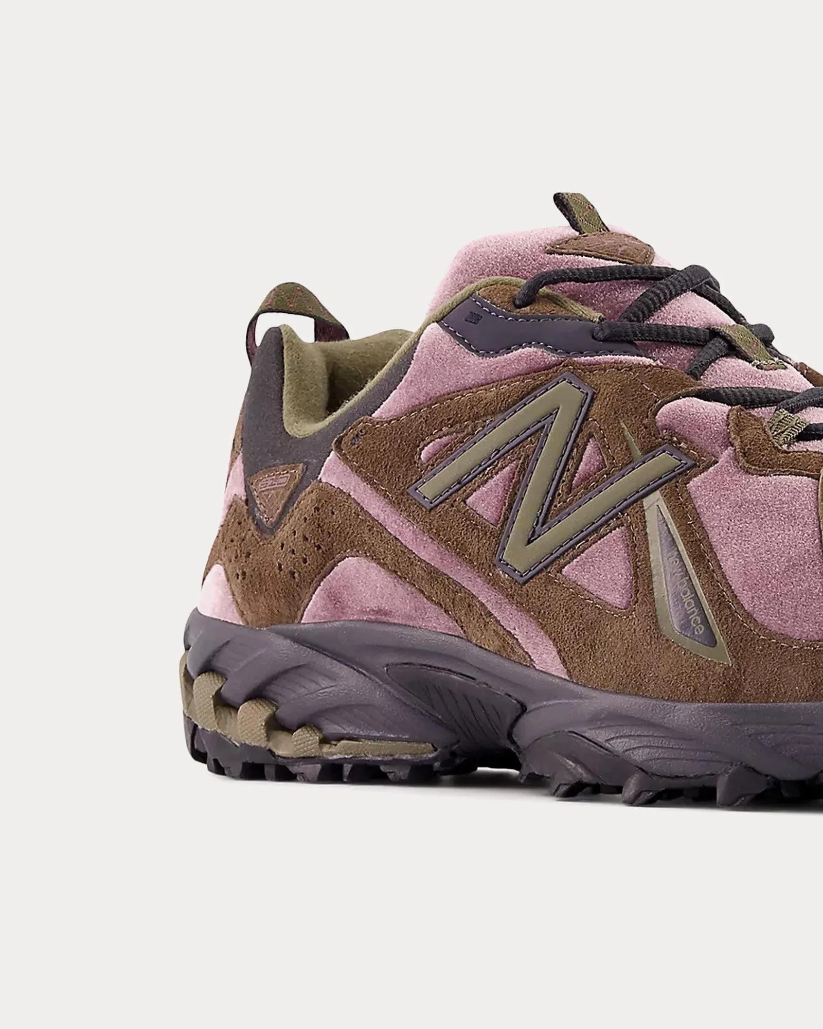 610v1 Licorice / Dark Mushroom / Dark Camo Low Top Sneakers