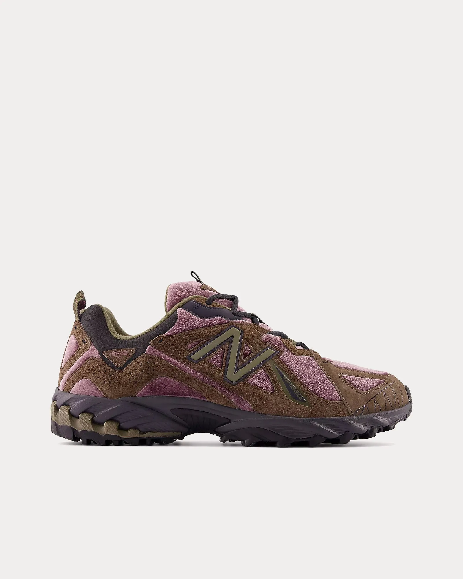 610v1 Licorice / Dark Mushroom / Dark Camo Low Top Sneakers