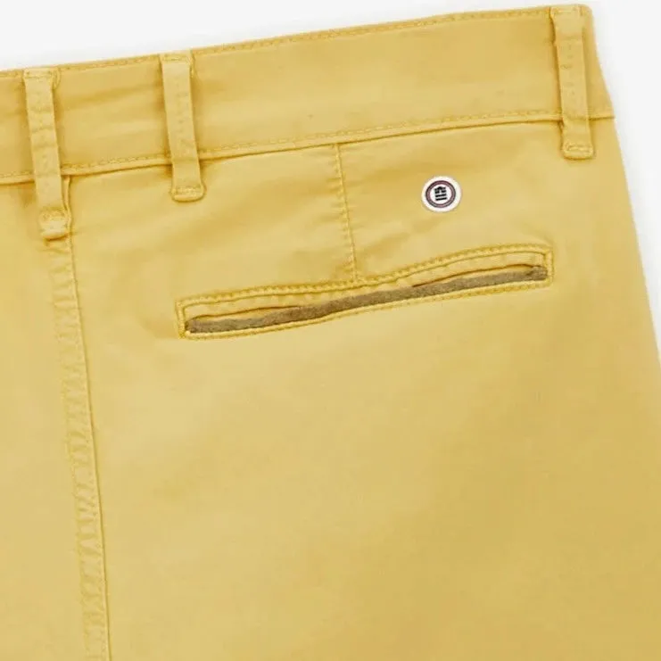 Comfort Fit Chino 702: Gold